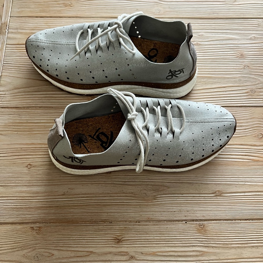 OTBT Alstead Perforated Sneakers Silver 9.5 — Lightweight Travel Shoe - Picture 3 of 5